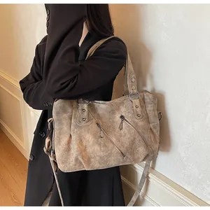 Λεπτομέρεια από vintage γκρι μεγάλη τσάντα tote με διακοσμητικά φερμουάρ και τρουκς