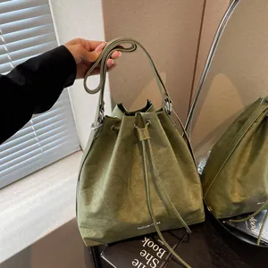Σκούρα πράσινη τσάντα πουγκί με κορδόνι και ρυθμιζόμενο δερμάτινο λουρί ώμου