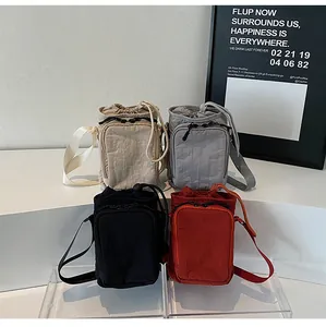 Wasserdichte Nylon-Umhängetaschen in Beige, Dunkelgrau, Schwarz und Ziegelrot gezeigt
