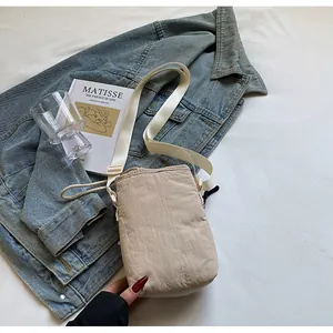 Beige Wasserflaschen-Umhängetasche aus Nylon mit verstellbarem Riemen in Detailansicht