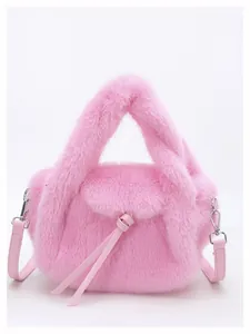 Detail van roze pluche handtas met zachte imitatiebont textuur en leren riem