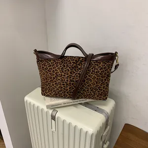 Retro τσάντα tote με λεοπάρ μοτίβο και καφέ δερμάτινες λαβές για κομψή εμφάνιση