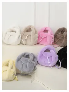 Collectie zachte pluche handtassen in acht verschillende kleuren op een display