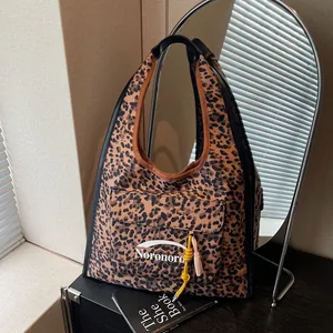 Μοντέρνα Τσάντα Tote Hobo από Σουέτ με Λεοπάρ Σχέδιο για Γυναίκες Μεγάλης Χωρητικότητας Τσάντα Ώμου με Φούντα Μπροστινή Τσέπη