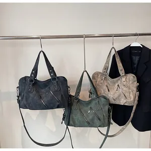 Trois sacs cabas vintage avec zips diagonaux en gris foncé, vert et marron sableux