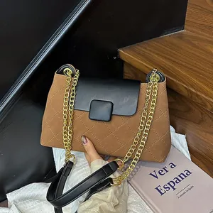 Καπιτονέ καφέ σουέτ τσάντα μπαγκέτα με μαύρο καπάκι και χρυσή αλυσίδα ώμου