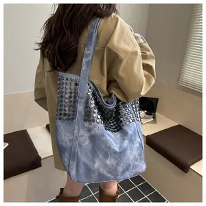 Μοντέλο με μεγάλη τσάντα denim σε πλυμένο μπλε με τρουκς και φαρδύ λουρί ώμου για ψώνια