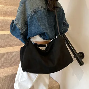 Μινιμαλιστική μαύρη oversized σουέτ τσάντα ώμου σε μοντέλο με casual φθινοπωρινό στυλ