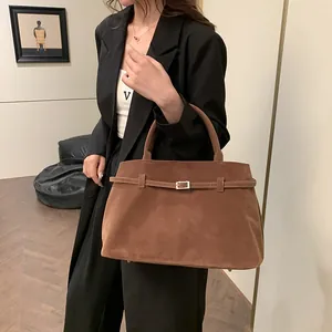 Ρετρό καφέ τσάντα tote από συνθετικό σουέτ με μεταλλική αγκράφα φορεμένη από μοντέλο