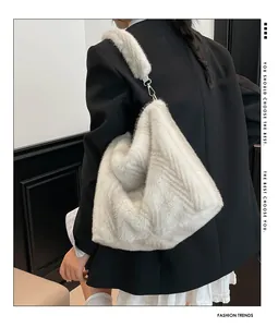 Texture détaillée du sac fourre-tout en fausse fourrure blanche avec motif à rayures chic