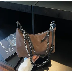 Dettaglio della borsa Hobo marrone opaco con catena d'argento, corda e spalline in pelle
