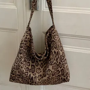 Μοντέρνα τσάντα tote με λεοπάρ σχέδιο και φαρδύ λουράκι ώμου για καθημερινή χρήση