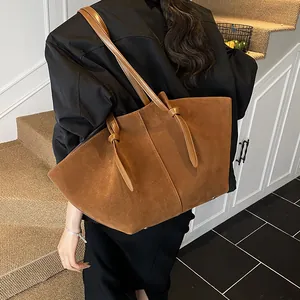 Sac fourre-tout rétro en daim caramel avec grande capacité et bandoulière à nœud unique