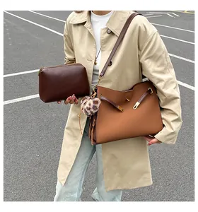 Bolso tote marrón mate con colgante de corazón de leopardo y bolso de mano a juego