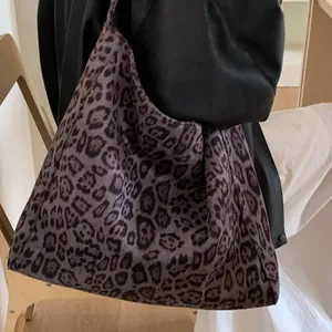 Μεγάλη τσάντα tote με λεοπάρ μοτίβο σε σκούρο γκρι μωβ και ευρύχωρο σχέδιο ώμου