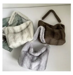 Trois sacs cabas en peluche blanc marron et gris avec texture matelassée en V