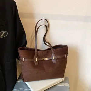Σκούρο καφέ μεγάλη τσάντα tote με χρυσά μεταλλικά στοιχεία και δερμάτινα χερούλια