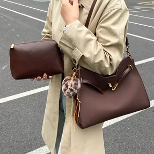 Bolso bandolera retro marrón chocolate mate con cierre dorado y colgante de leopardo