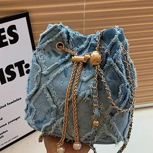 Μοντέρνα τσάντα bucket από denim με χρυσή αλυσίδα και λεπτομέρεια από πέρλες