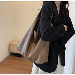 Λεπτομέρεια vintage καφέ τσάντας tote με πτυχωτή δερμάτινη υφή και μεγάλη χωρητικότητα