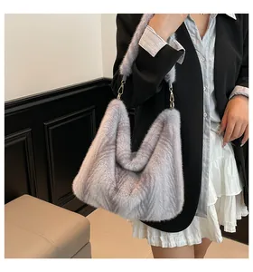 Détail de la texture en fausse fourrure et boucle dorée sur ce grand sac cabas gris