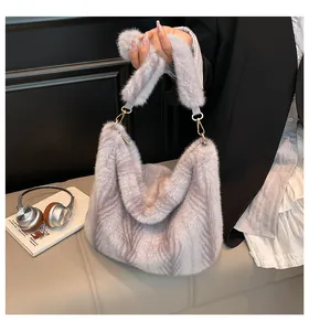 Λεπτομερής όψη της λεβάντας faux fur υφής και του χρυσού μεταλλικού γάντζου στην τσάντα