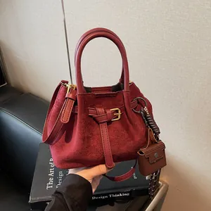 Bolso tipo cubo vintage de ante burdeos con asa superior y correa de hombro para mujer