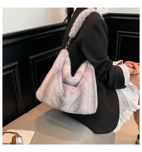 Détail d'un sac cabas en peluche lavande avec crochets métalliques et bandoulière souple