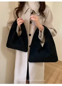Comparación de bolsos tote de ante negro grandes y pequeños con estilo retro minimalista