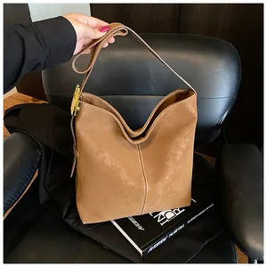 Details der braunen Hobo-Tasche aus Wildleder mit goldener Schnalle und Ziernaht