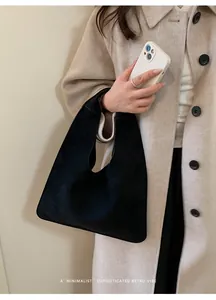 Bolso tote de ante negro con abrigo beige para un estilo retro sofisticado y minimalista