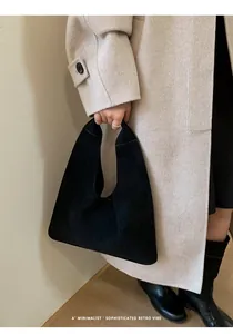 Primer plano de la textura del bolso hobo de ante negro con un toque retro elegante