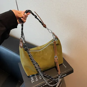 Borsa a mano verde oliva opaca tipo dumpling con tracolla in corda intrecciata