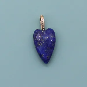 Makroaufnahme des herzförmigen Lapis Lazuli Anhängers mit texturierter goldener Öse