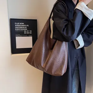 Retro brown large capacity tote bag in textured leather for women daily commute use
