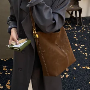 Vintage Schultertasche Damen Großes Fassungsvermögen Wildleder-Optik Kontrastnähten Goldene Hardware Pendeln Beuteltasche