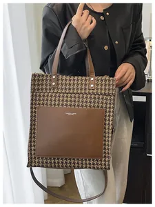 Λεπτομέρεια vintage τσάντα tote με μοτίβο houndstooth, καφέ δερμάτινη τσέπη και λουριά