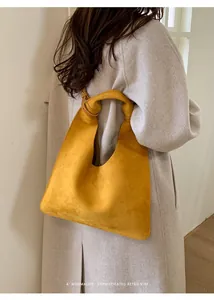 Vista detallada del bolso tote de ante jengibre minimalista con asa de nudo retro