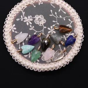 Edelsteinanhänger in Herzform mit Goldösen, Tigerauge und Rosenquarz in eleganter Spitze
