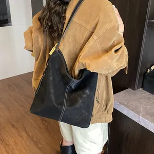 Retro schwarze Wildleder-Beuteltasche mit Kontrastnaht und verstellbarer Gold-Schnalle