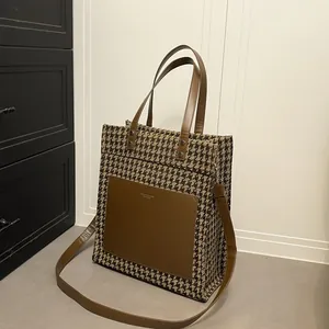 Κομψή τσάντα tote με μοτίβο πιε-ντε-πουλ, καφέ δερμάτινα λουράκια και ρυθμιζόμενο λουρί