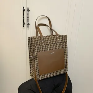 Μοντέρνα tote τσάντα με μοτίβο houndstooth, καφέ δερμάτινη τσέπη και λουράκι ώμου
