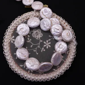 Perles d'eau douce baroques rondes et plates sur présentoir noir avec décor dentelle