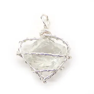 Primer plano de colgante de corazón hecho a mano con alambre y cristal natural