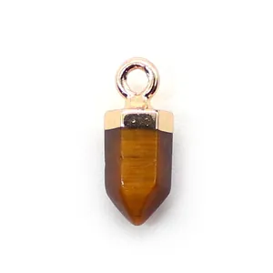 Detailopname van tijgeroog zeshoekige hanger met goudkleurige metalen kap voor DIY sieraden