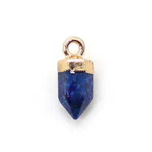 Macro-opname van een zeshoekige lapis lazuli hanger met een gouden metalen oog