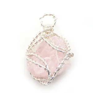 Dettaglio del ciondolo in quarzo rosa fatto a mano con avvolgimento in filo d'argento