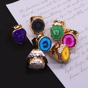 Anillos druzy de ágata natural en siete colores con bandas martilladas bañadas en oro