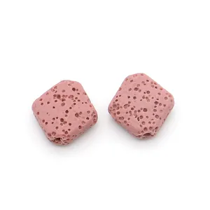 Nahaufnahme von quadratischen Lava-Perlen in Rosa mit poröser Textur für DIY-Schmuck