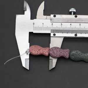 Dettaglio macro di perline in pietra vulcanica a forma di pesce da 18 mm per gioielli DIY
